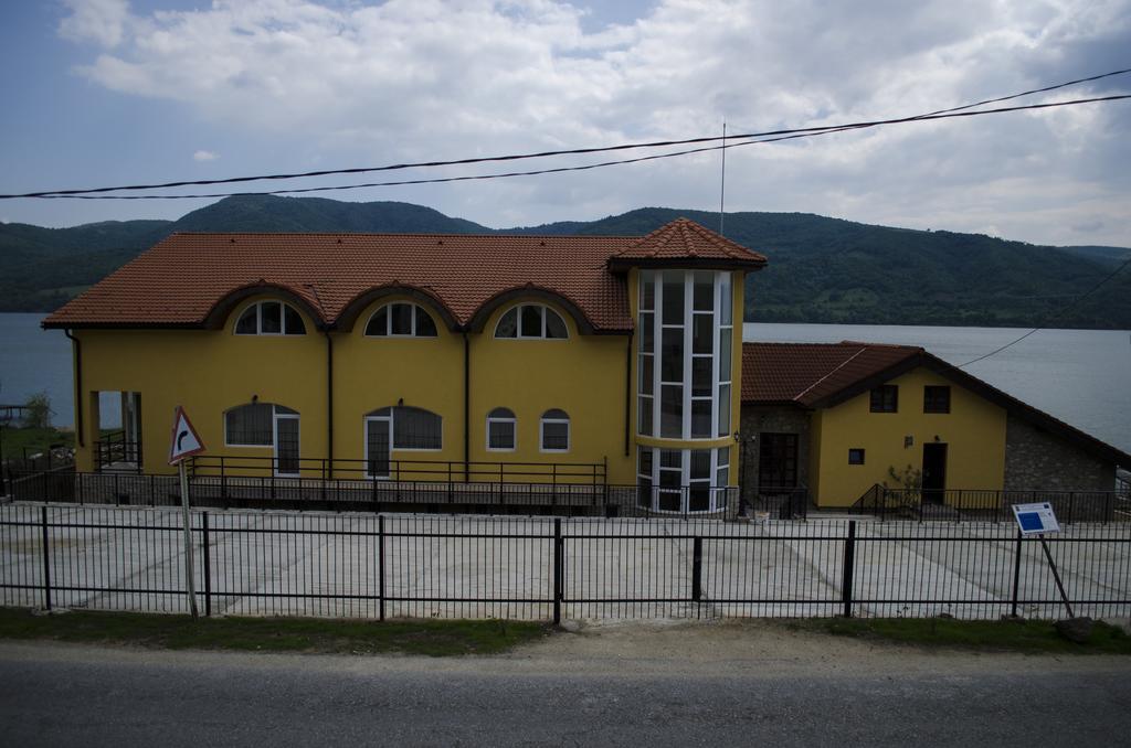Mai Danube Hotel Ieşelniţa Kültér fotó