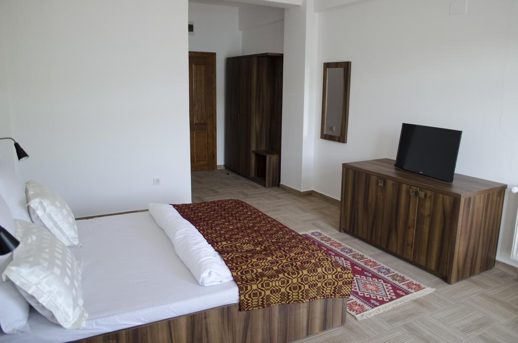 Mai Danube Hotel Ieşelniţa Kültér fotó