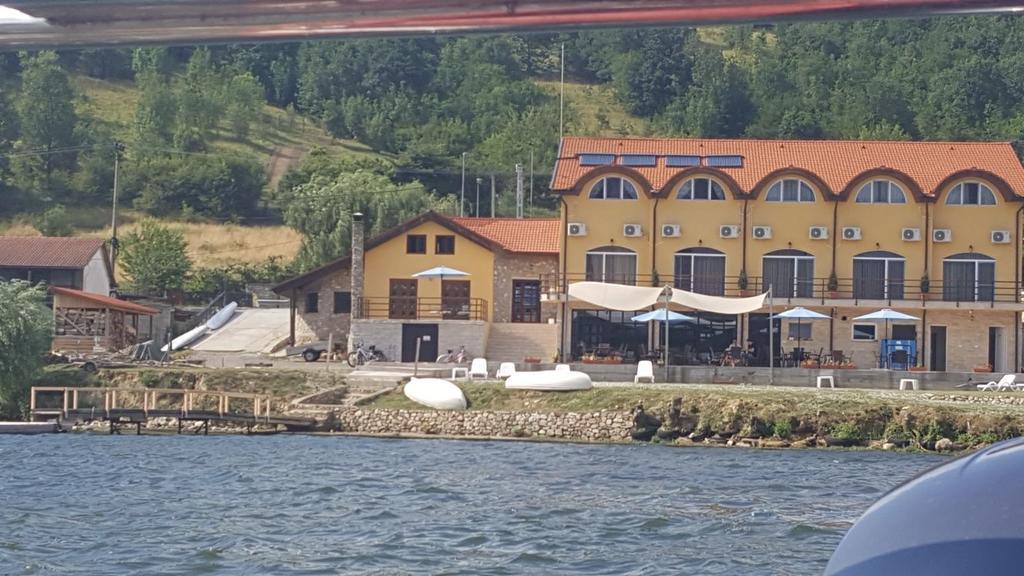 Mai Danube Hotel Ieşelniţa Kültér fotó